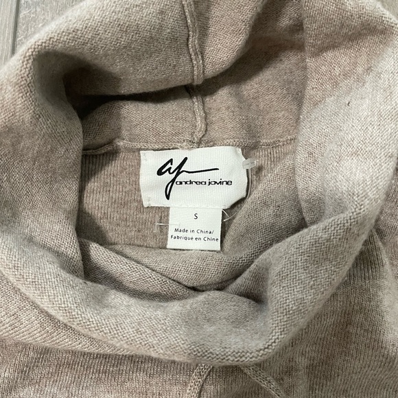 (New with tag) Andrea Jovince sweater S - Picture 3 of 4